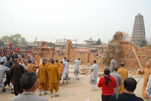 The monks of the Famen Temple try to dismantle the wall to be built at the temple gate